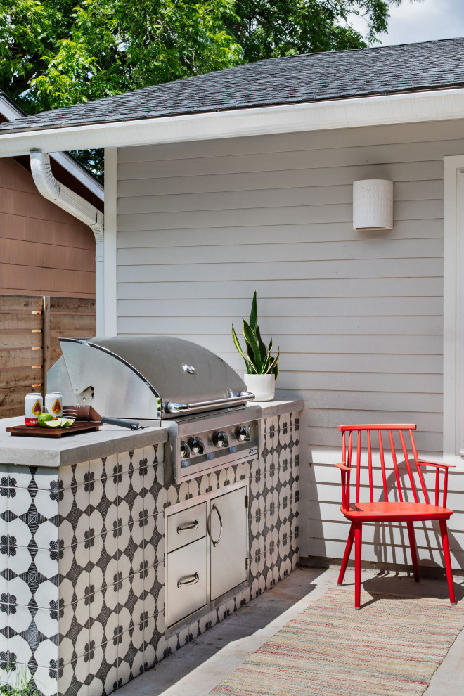Cette photo montre une terrasse chic avec une cuisine d'été et aucune couverture.