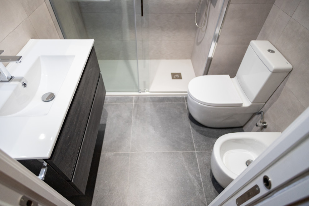 Exempel på ett mellanstort modernt vit vitt en-suite badrum, med släta luckor, skåp i mörkt trä, en kantlös dusch, en toalettstol med separat cisternkåpa, beige kakel, keramikplattor, klinkergolv i keramik, ett avlångt handfat, grått golv och dusch med skjutdörr