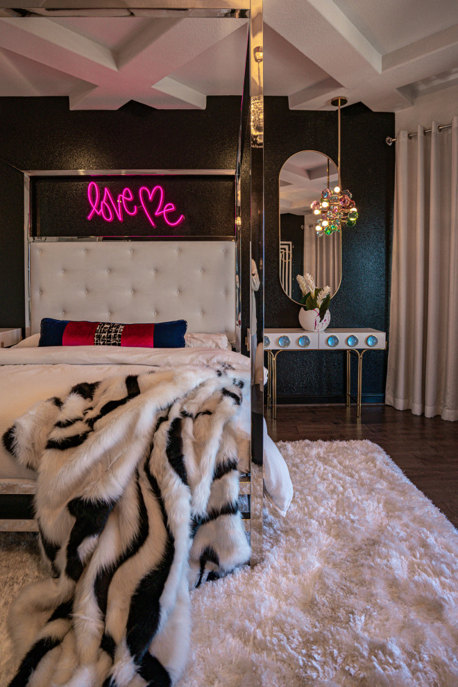 ヒューストンにある広いモダンスタイルのおしゃれな寝室 (白い壁、磁器タイルの床、タイルの暖炉まわり、白い床、表し梁、壁紙) のレイアウト