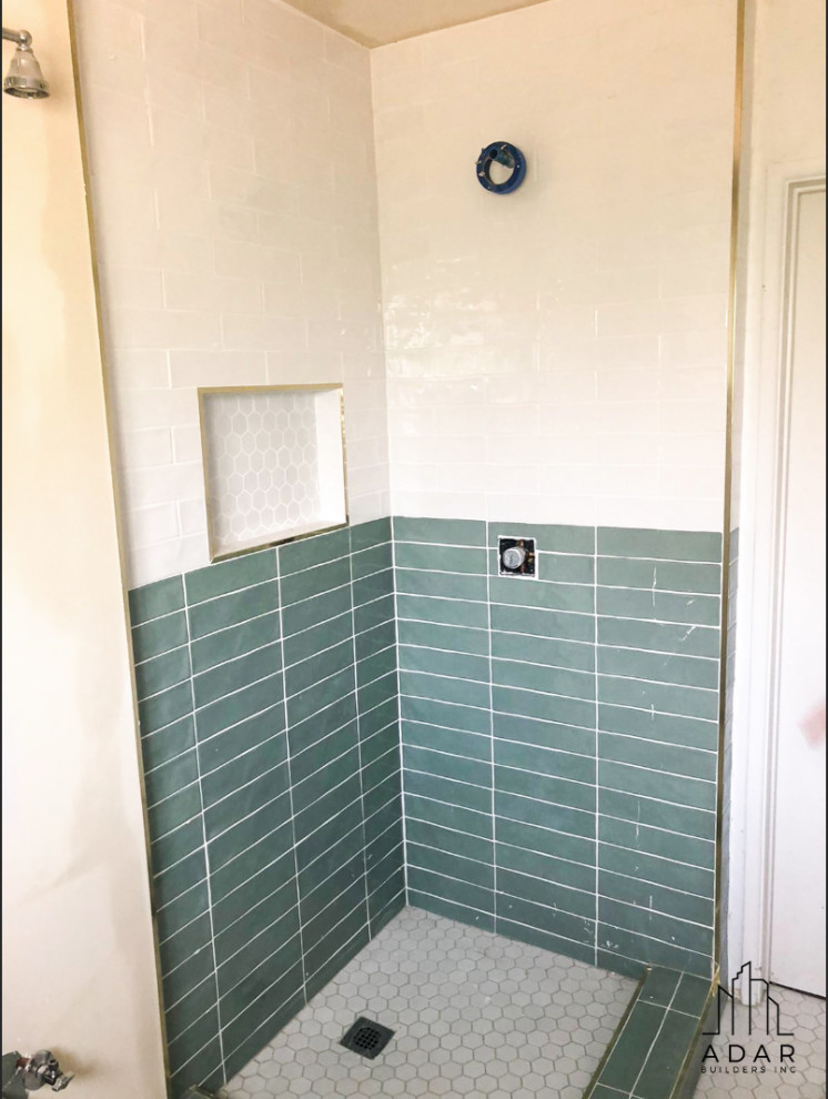 Inspiration för ett mellanstort retro vit vitt badrum med dusch, med svarta skåp, en hörndusch, vita väggar, ett integrerad handfat, marmorbänkskiva, vitt golv och dusch med gångjärnsdörr