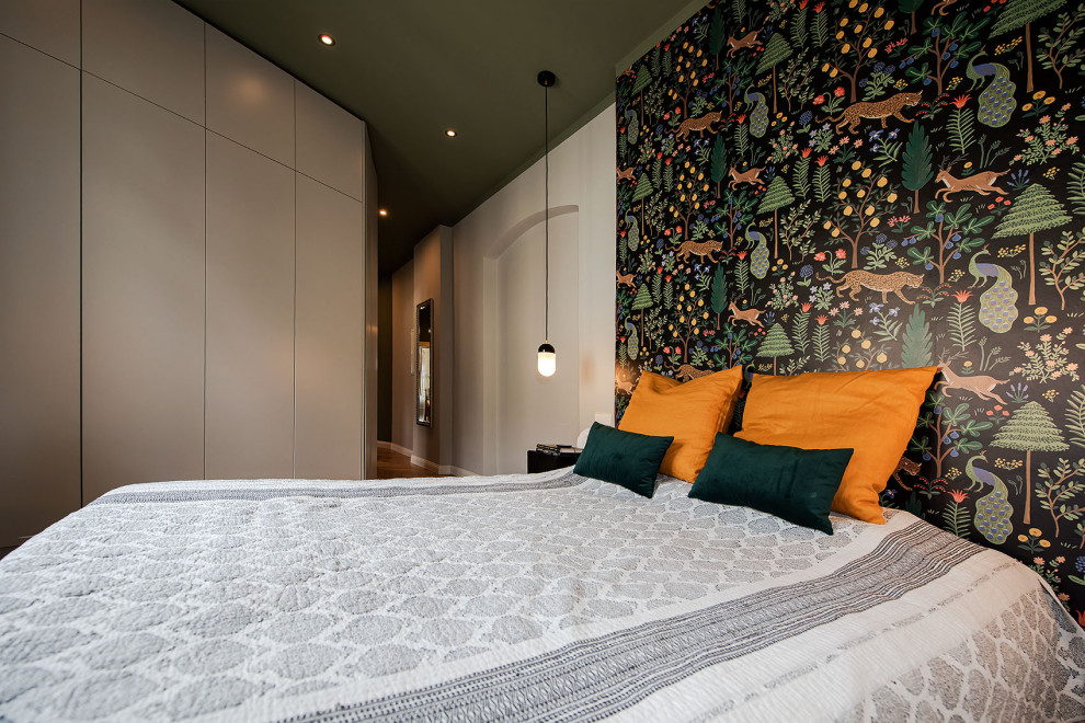 Mittelgroßes Eklektisches Hauptschlafzimmer mit grüner Wandfarbe, hellem Holzboden, braunem Boden und Tapetenwänden in Berlin
