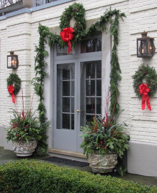 How to Decorate the Exterior of a Home for Christmas