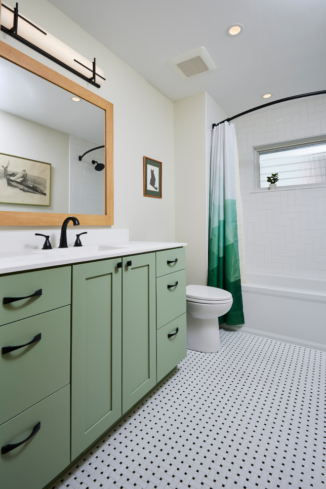 Пример оригинального дизайна: детская ванная комната среднего размера в стиле кантри с плоскими фасадами, зелеными фасадами, ванной в нише, душем над ванной, унитазом-моноблоком, бежевыми стенами, полом из керамической плитки, врезной раковиной, столешницей из искусственного кварца, разноцветным полом, шторкой для ванной, бежевой столешницей, тумбой под одну раковину и встроенной тумбой