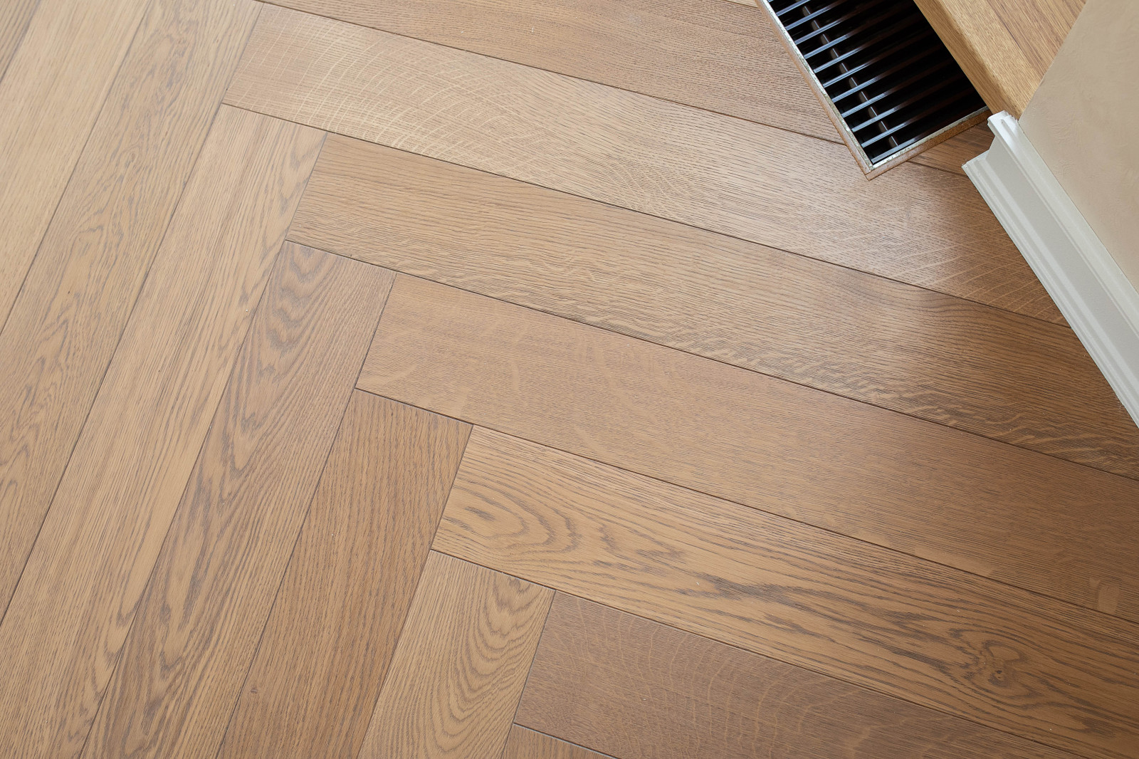 Венгерская ёлка, Дуб Натур 880 мм в частном доме Нагаево