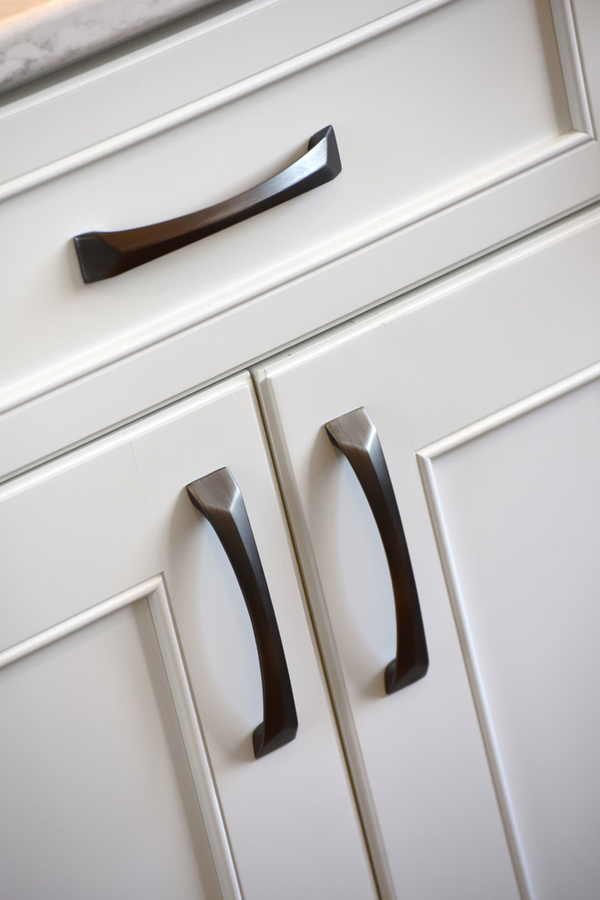 Transitional kitchen photo in Orange County
