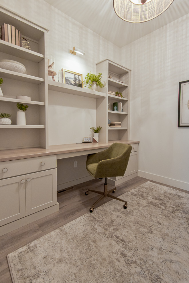 Ispirazione per un ufficio country con pareti bianche, pavimento in vinile, scrivania incassata e pavimento marrone
