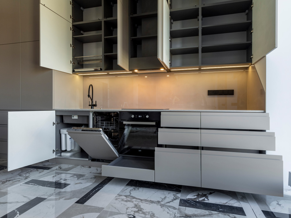 Большая стильная кухня в неоклассическом стиле в светлых тонах