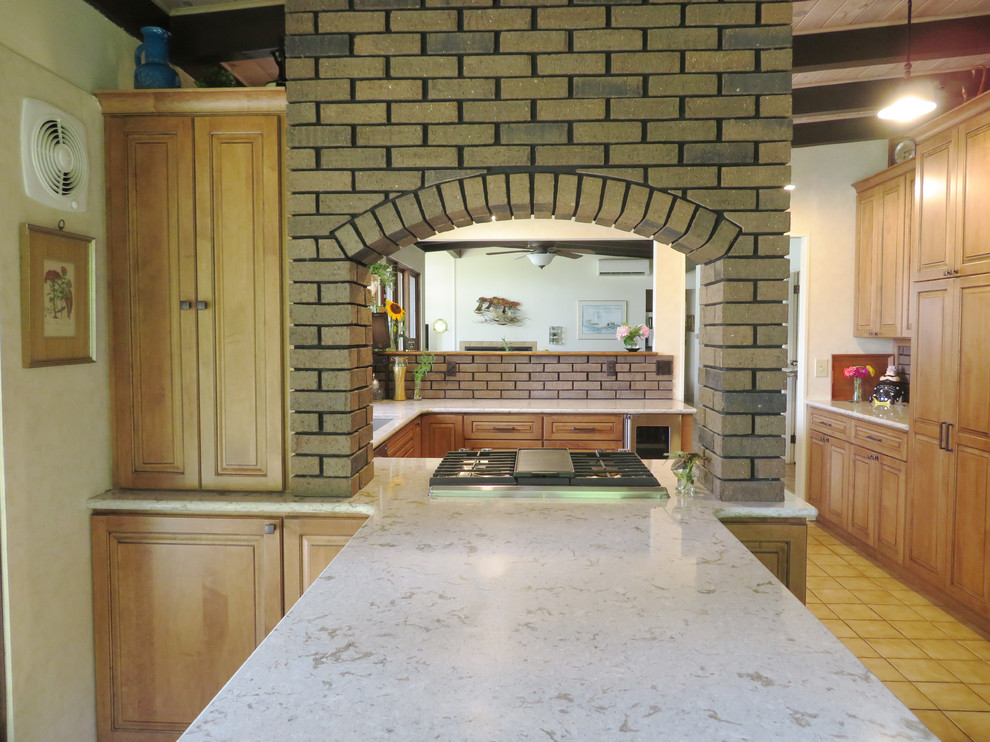 Example of a mountain style home design design in Grand Rapids