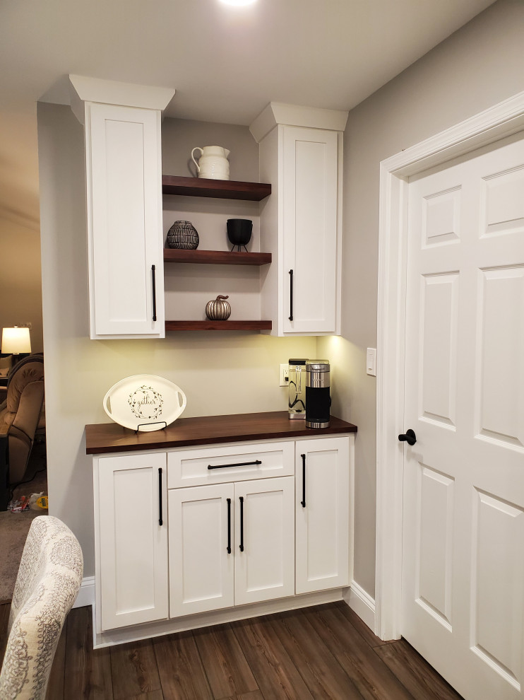 Foto de cocina clásica de tamaño medio con armarios estilo shaker, puertas de armario blancas, encimera de cuarzo compacto y una isla