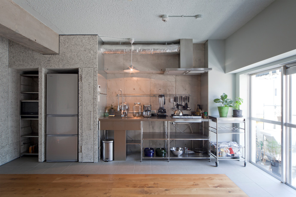 This is an example of an industrial single-wall kitchen in Tokyo with an integrated sink and open cabinets.