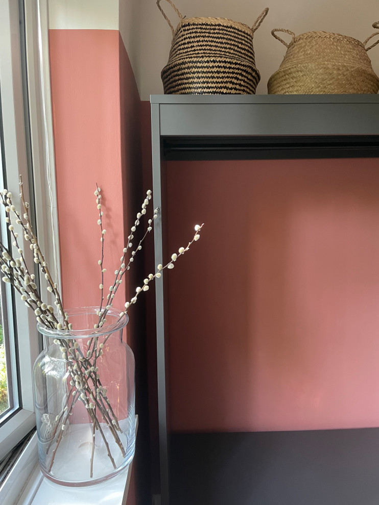 Foto de habitación de invitados mediterránea pequeña con paredes rosas, suelo laminado y suelo beige