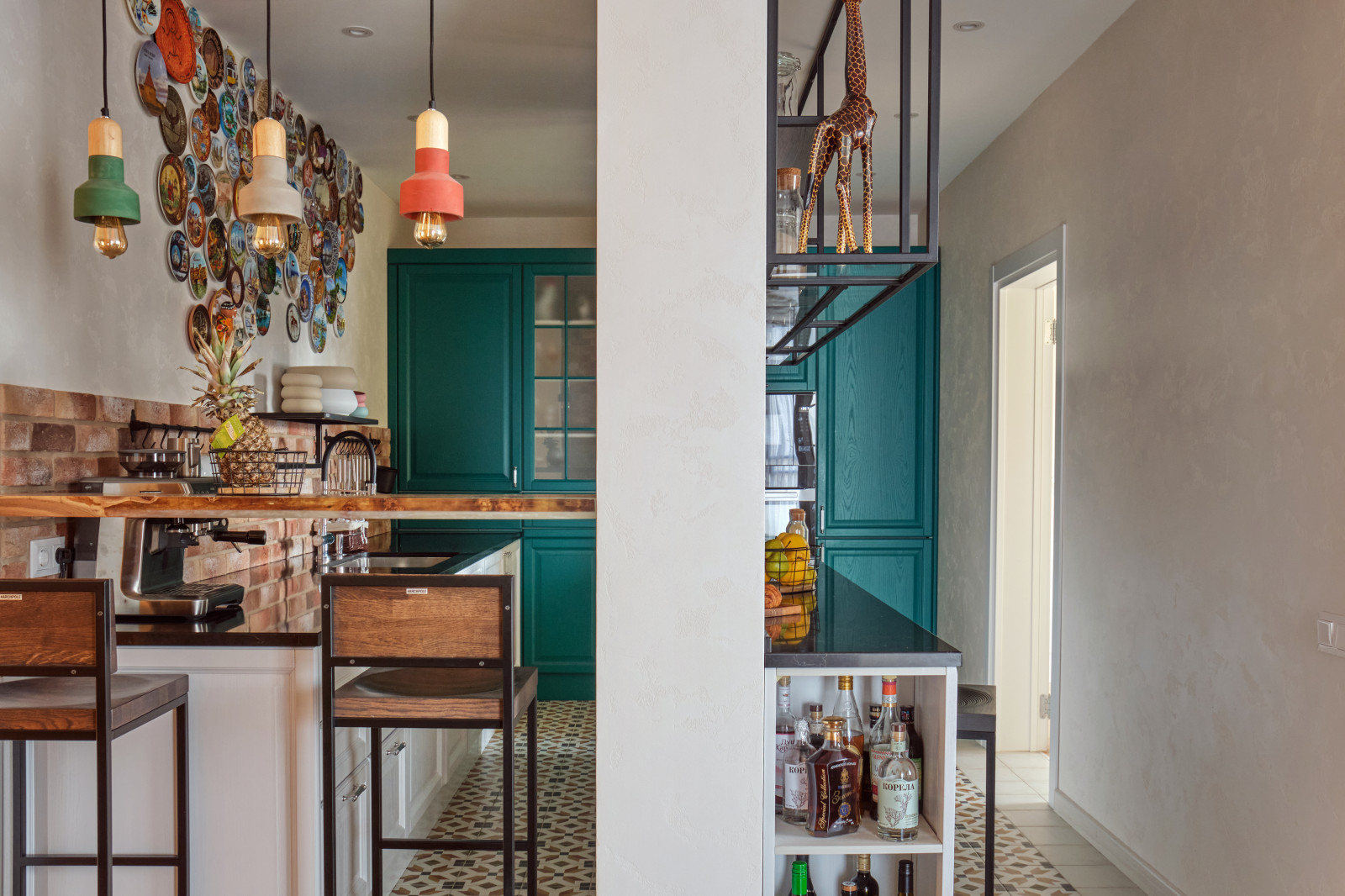 Яркий аутентичный интерьер, создающий иллюзию загородного дома