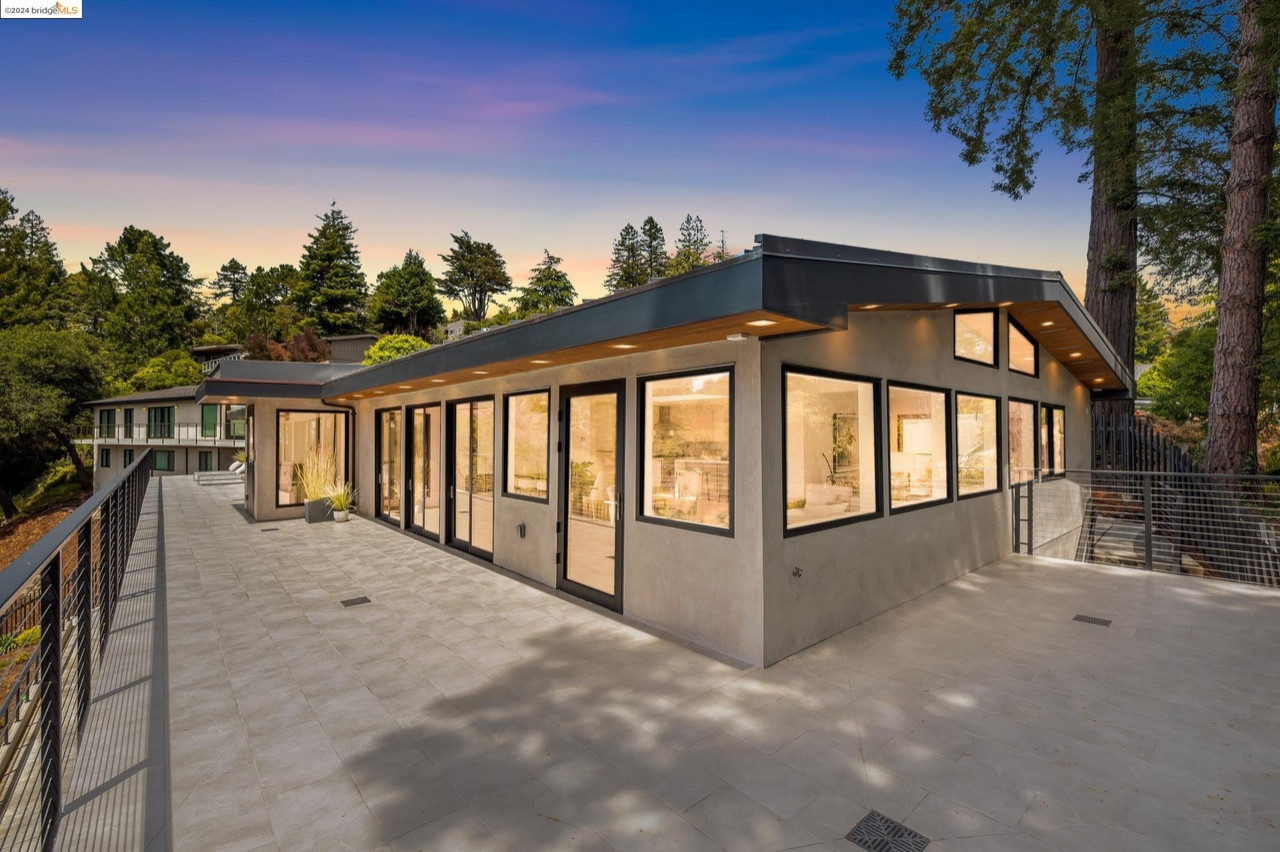 Modern House - Moyer Place