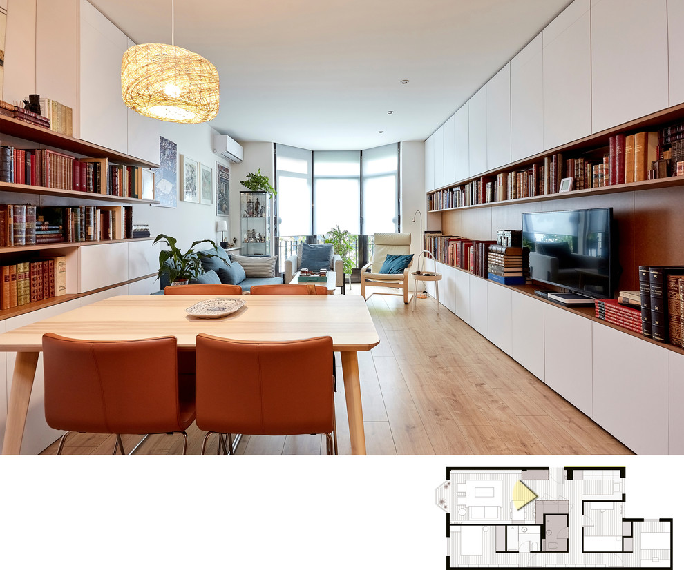 Mid-sized contemporary open concept living room in Madrid with a library, white walls, light hardwood floors, no fireplace, brown floor and a freestanding tv.