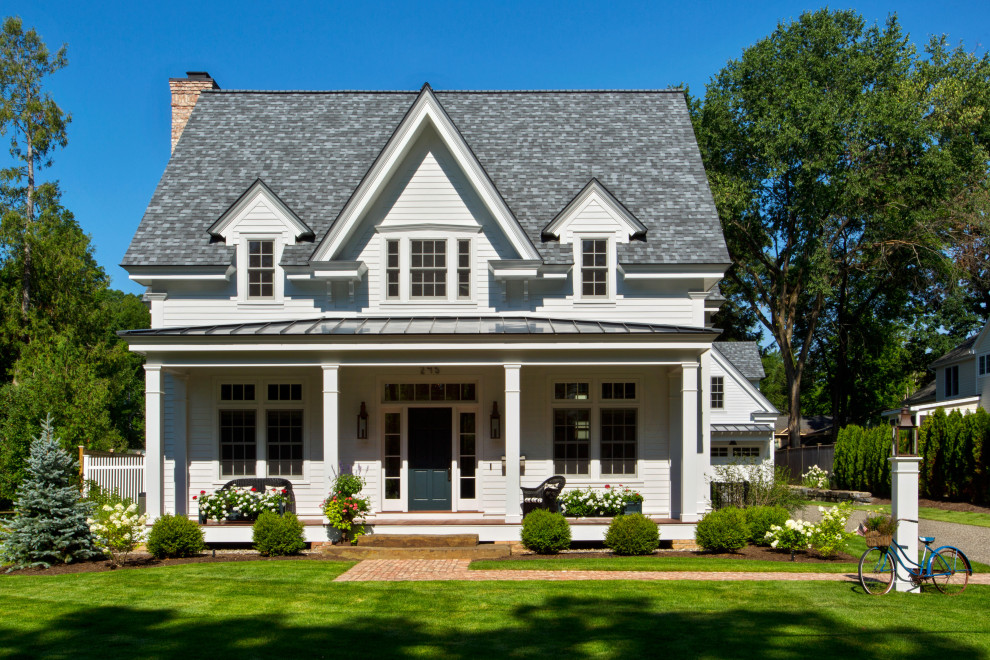 Modelo de fachada de casa blanca y gris clásica grande de dos plantas con revestimiento de vinilo, tejado a dos aguas, tejado de teja de madera y tablilla