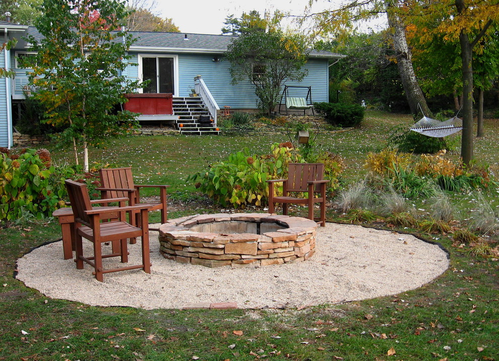 Photo of a contemporary garden in Milwaukee.