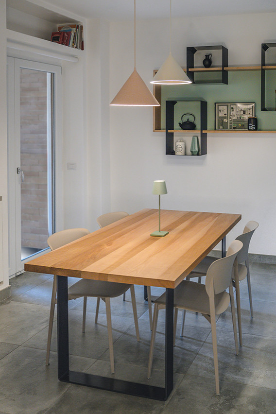 Idee per una sala da pranzo aperta verso il soggiorno minimal di medie dimensioni con pavimento in gres porcellanato e pavimento grigio