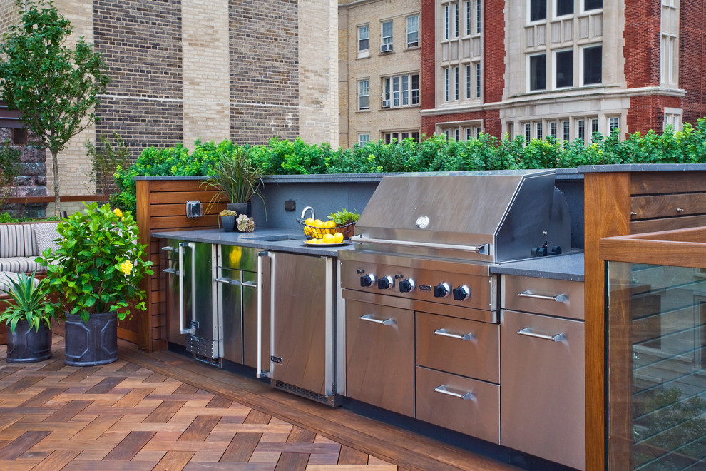 Design ideas for a traditional rooftop and rooftop deck in Chicago with no cover.