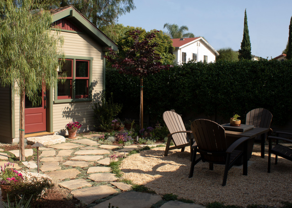 Immagine di un giardino american style esposto in pieno sole di medie dimensioni e dietro casa con recinzione in legno