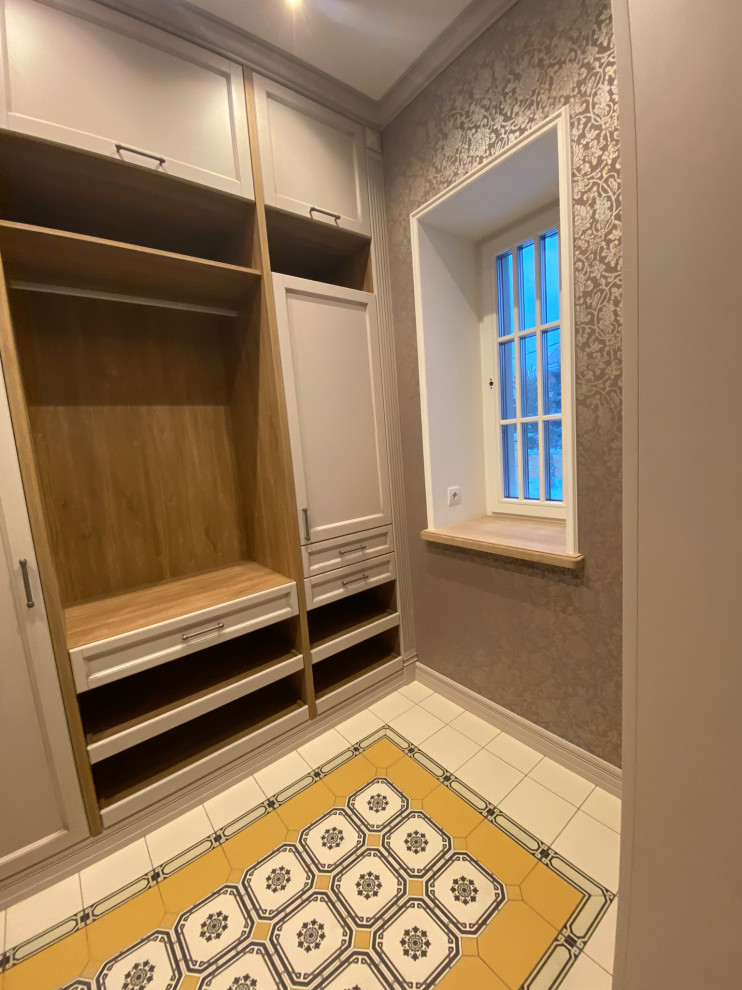 Интерьер гардеробной в загородном доме