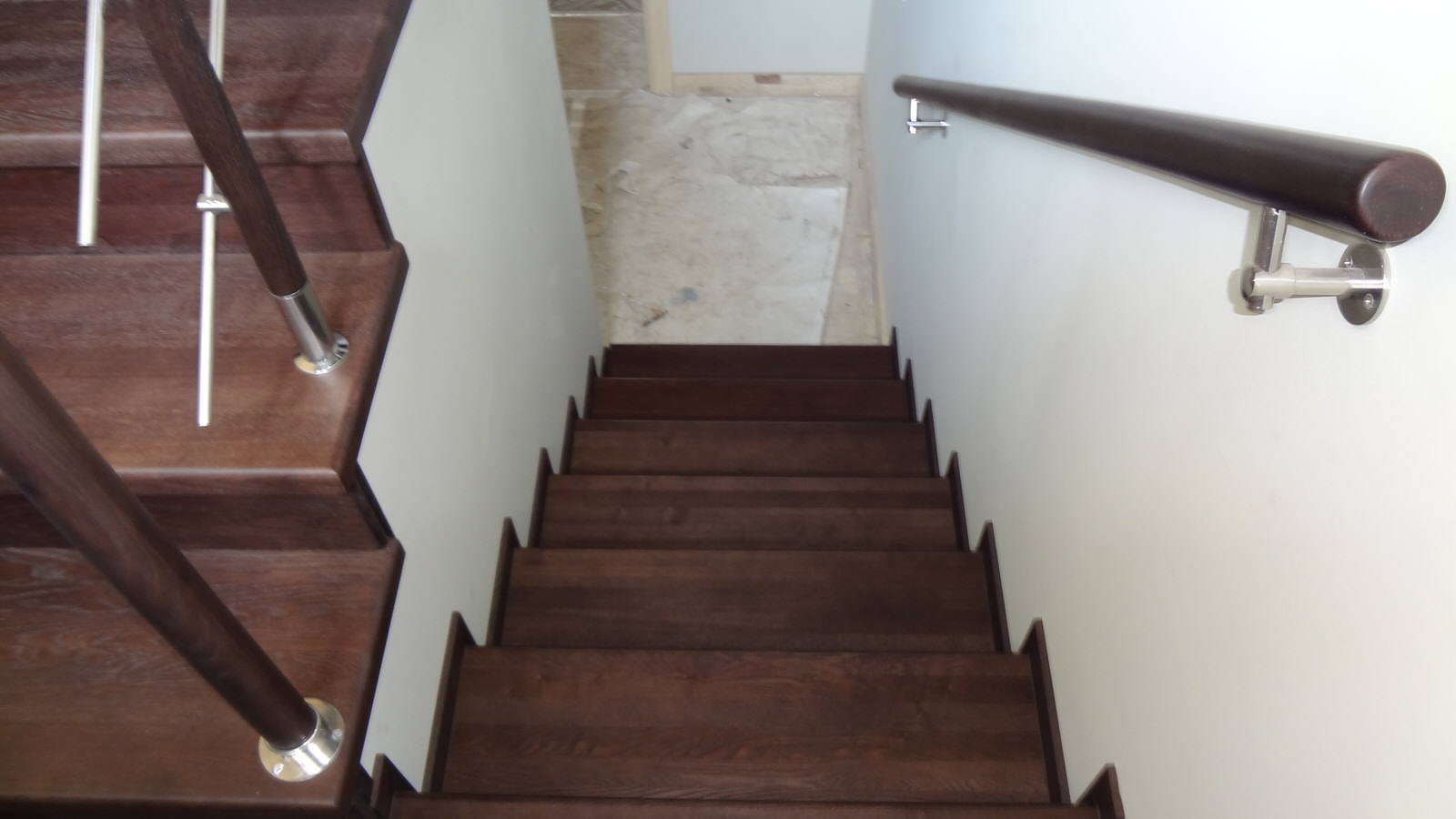 Лестница на второй этаж из дерева ясень.