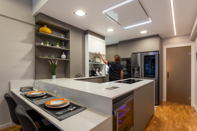 La reforma completa de una cocina moderna y funcional con isla, barra y  office - Foto 1