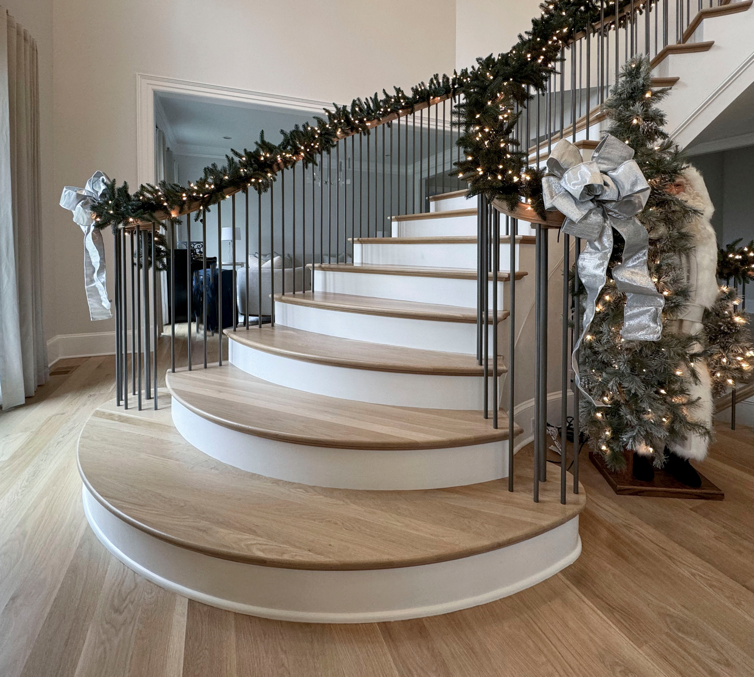 116_Elegant & Eye-catching Curved Staircase, Leesburg VA 20175