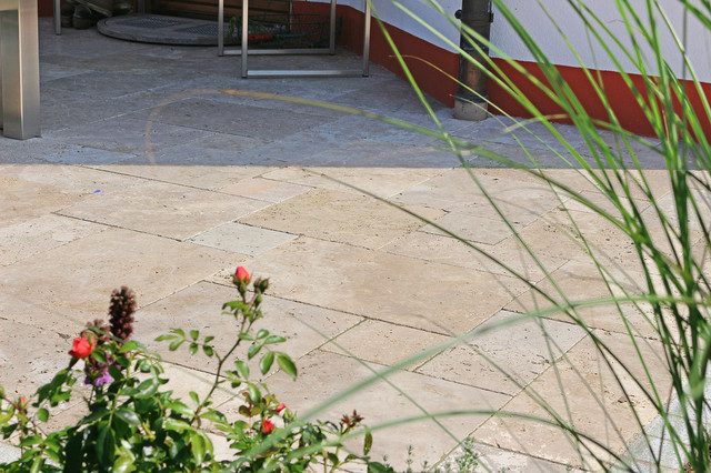 Eine Gartenanlage mit Sandstein und Travertin Nuremberg by RAUCH