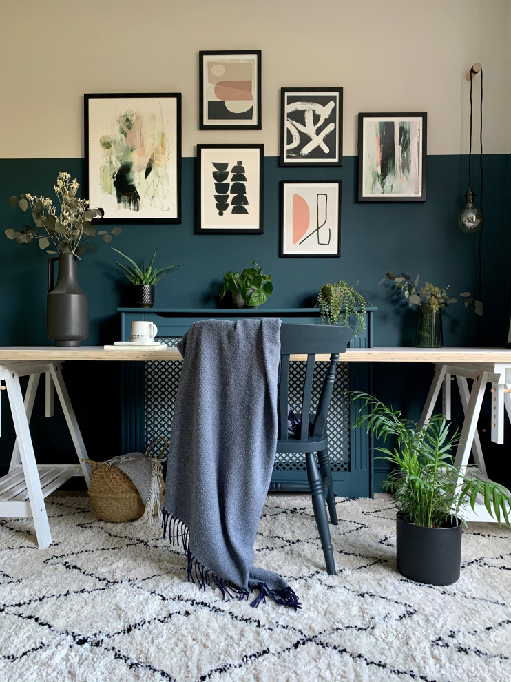 Foto på ett mellanstort vintage arbetsrum, med blå väggar, heltäckningsmatta, ett fristående skrivbord och beiget golv