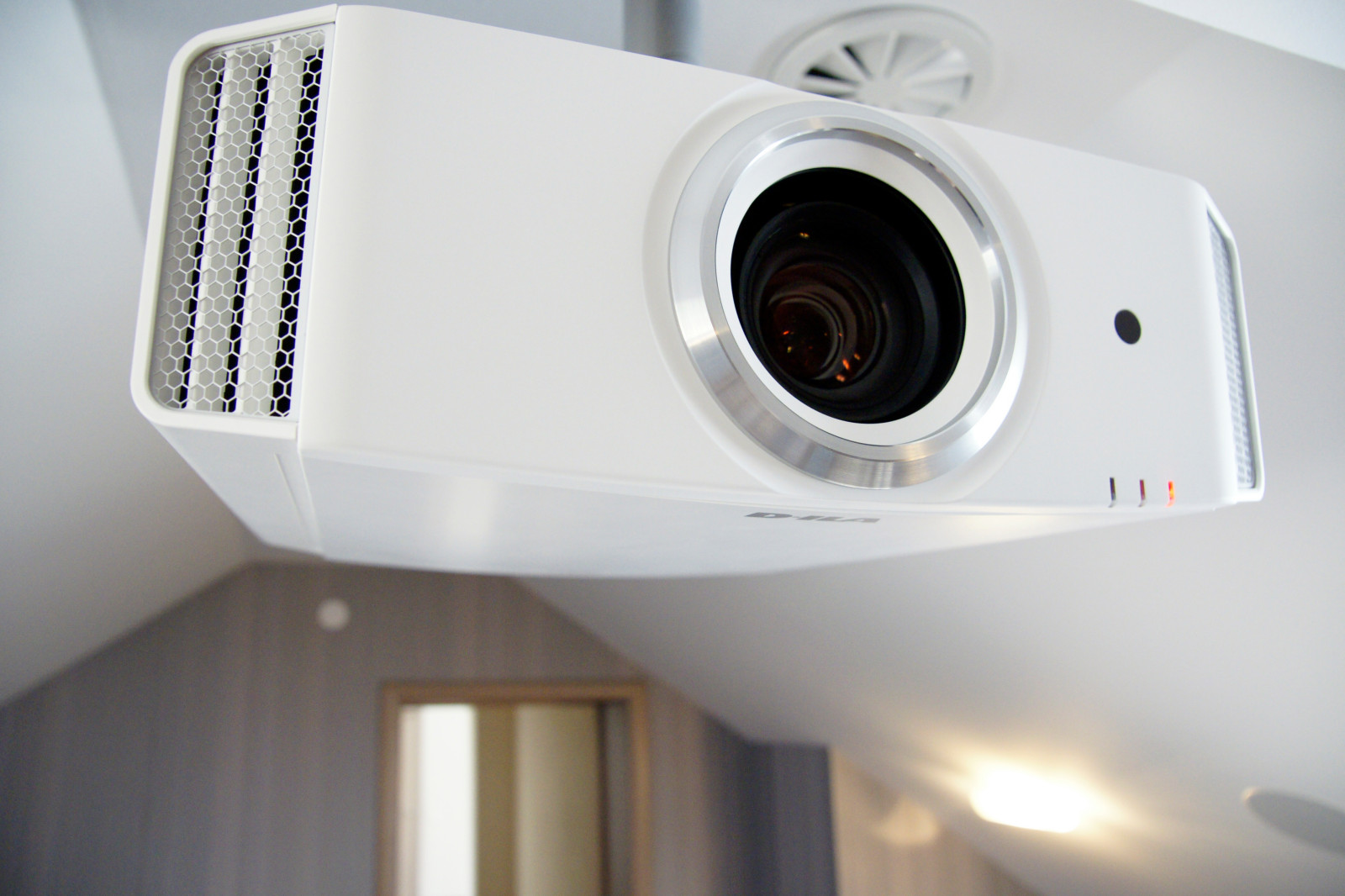 Проектор в домашнем кинозале