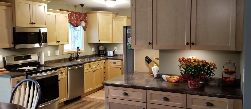 Transitional kitchen photo with an undermount sink, shaker cabinets, laminate countertops and no island