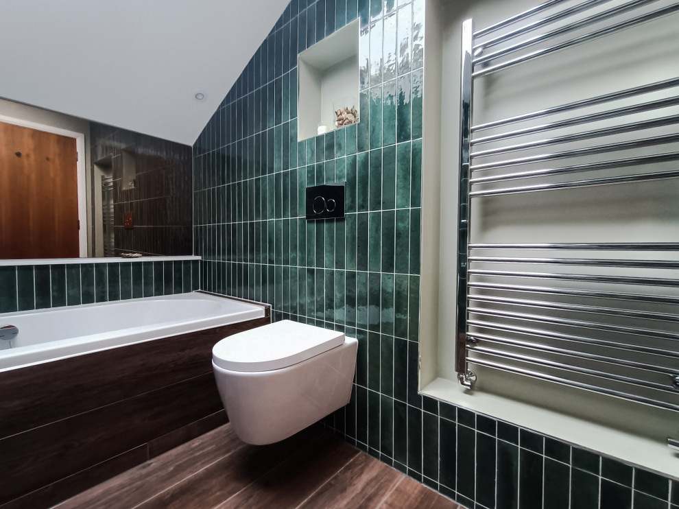 Пример оригинального дизайна: главная ванная комната среднего размера в современном стиле с плоскими фасадами, темными деревянными фасадами, накладной ванной, душевой комнатой, инсталляцией, зеленой плиткой, керамической плиткой, зелеными стенами, полом из керамогранита, консольной раковиной, столешницей из кварцита, коричневым полом, открытым душем, белой столешницей, акцентной стеной, тумбой под одну раковину, подвесной тумбой и сводчатым потолком