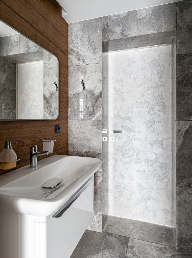 Стильный дизайн: ванная комната среднего размера в современном стиле с открытым душем, серой плиткой, серыми стенами, полом из керамогранита, коричневым полом, шторкой для ванной, нишей, тумбой под одну раковину и подвесной тумбой - последний тренд