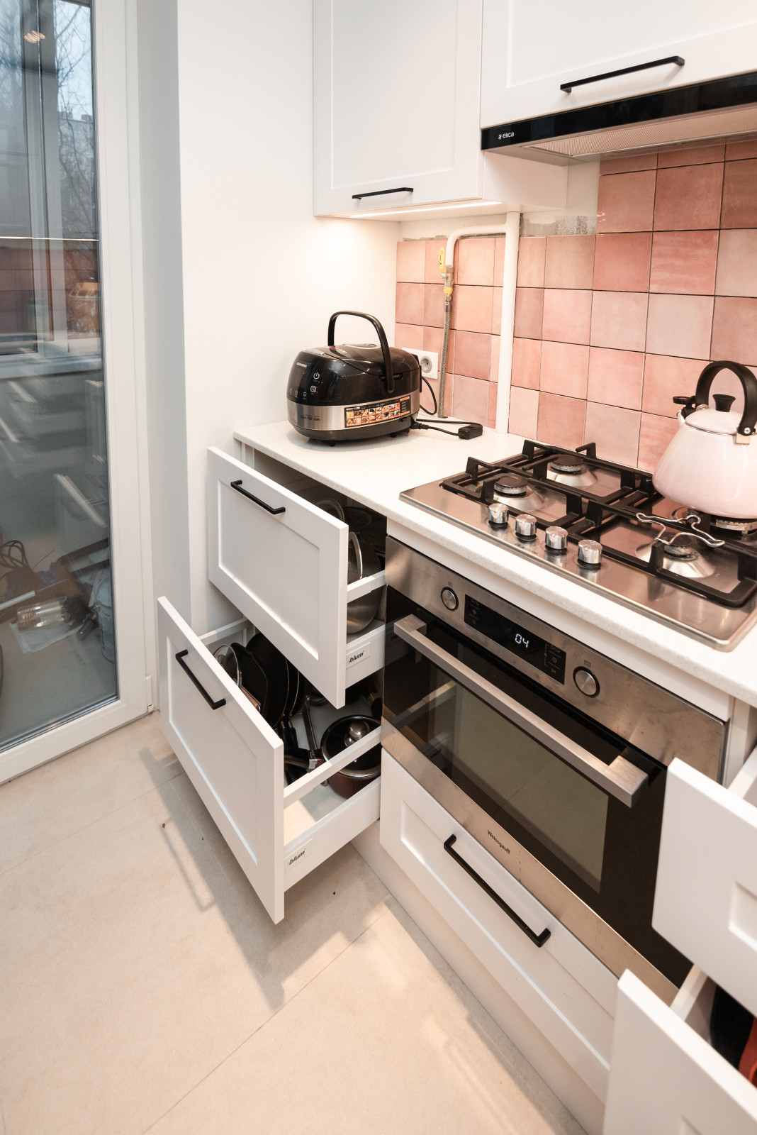 Белая небольшая кухня в стиле неоклассика