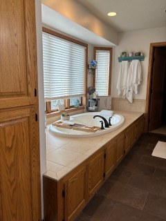 Couple’s Bathroom Built for Relaxation and Ease (17 photos)