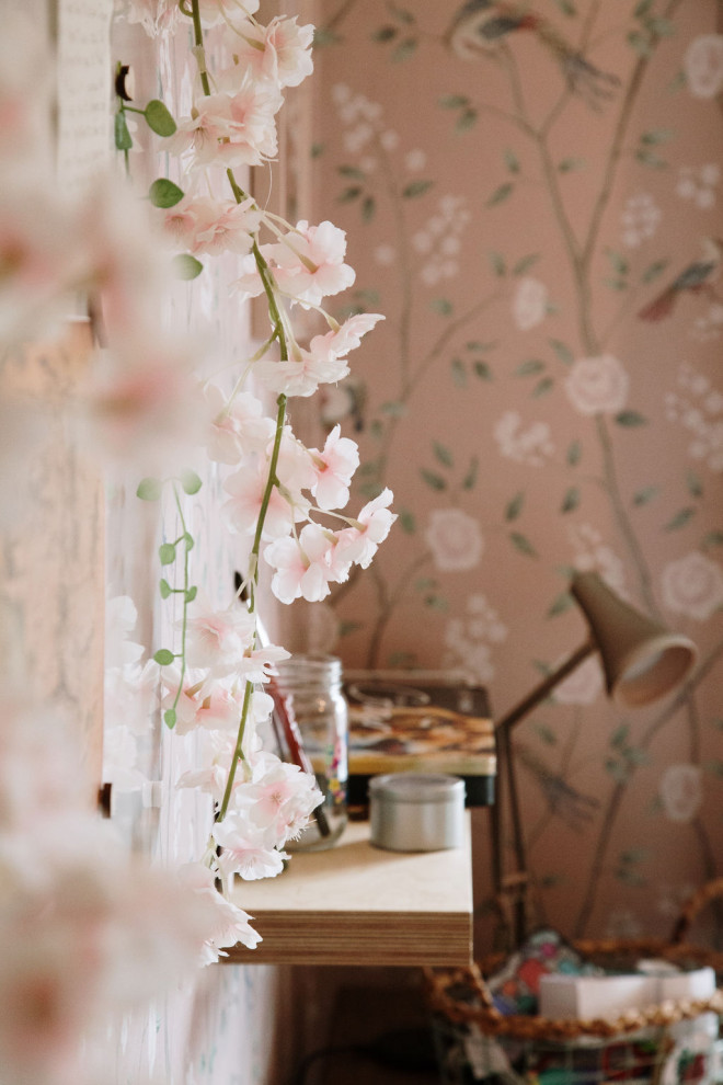 Exemple d'une petite chambre de fille de 4 à 10 ans éclectique avec un bureau, un mur rose et du papier peint.