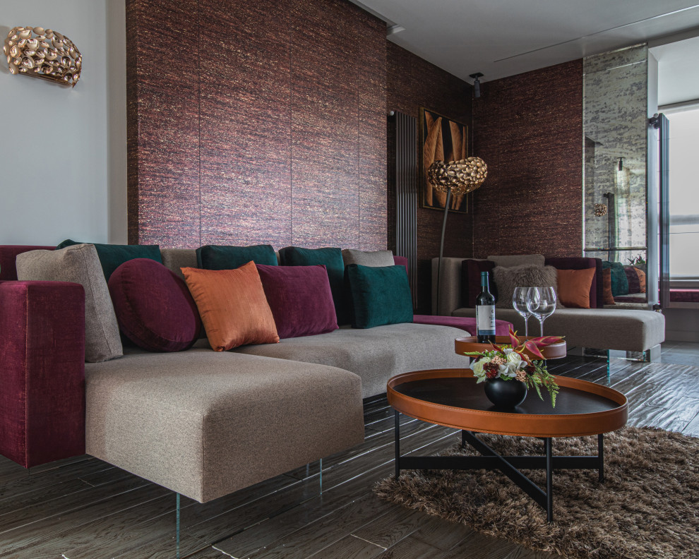 Kleines, Offenes Modernes Wohnzimmer mit brauner Wandfarbe, dunklem Holzboden, TV-Wand, grauem Boden, Tapetendecke und Tapetenwänden in Jekaterinburg