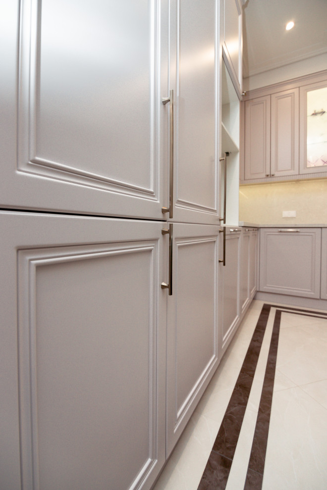 Нежно-серая кухня в неоклассическом стиле