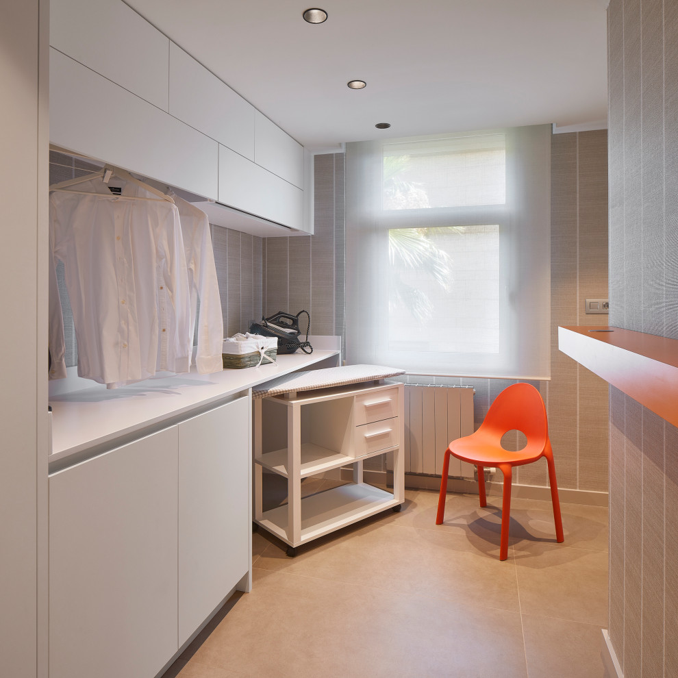 Laundry room - contemporary laundry room idea in Barcelona