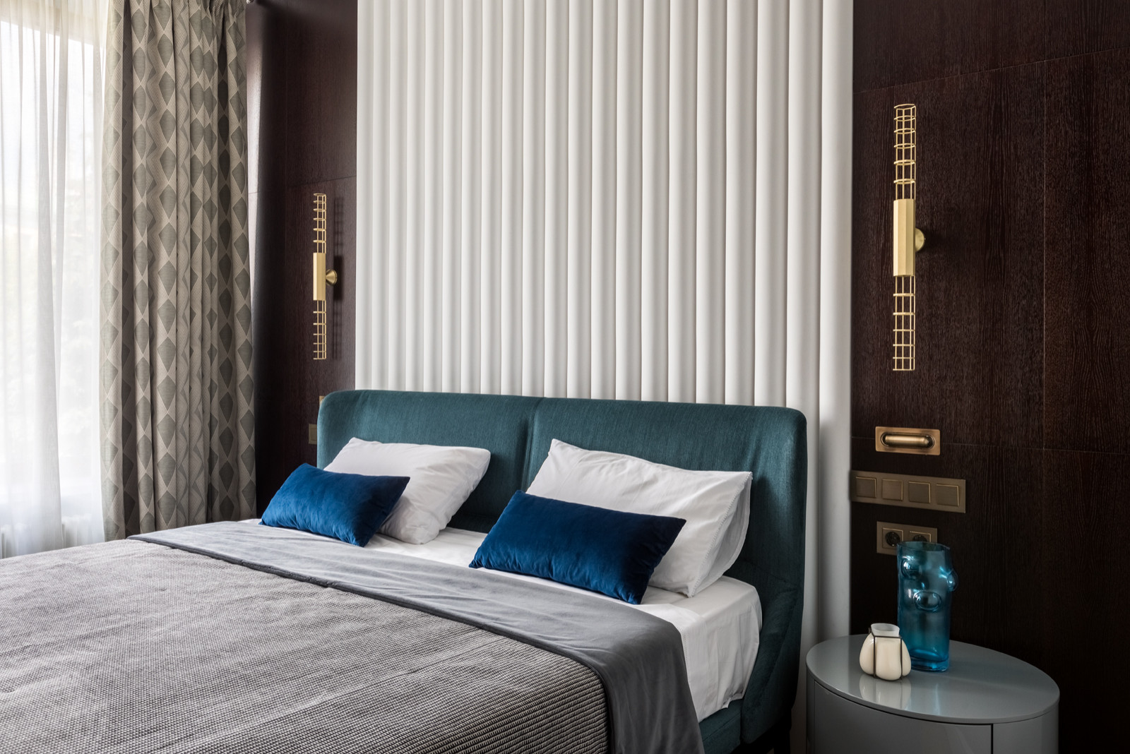 Яркая квартира с элементами из латуни