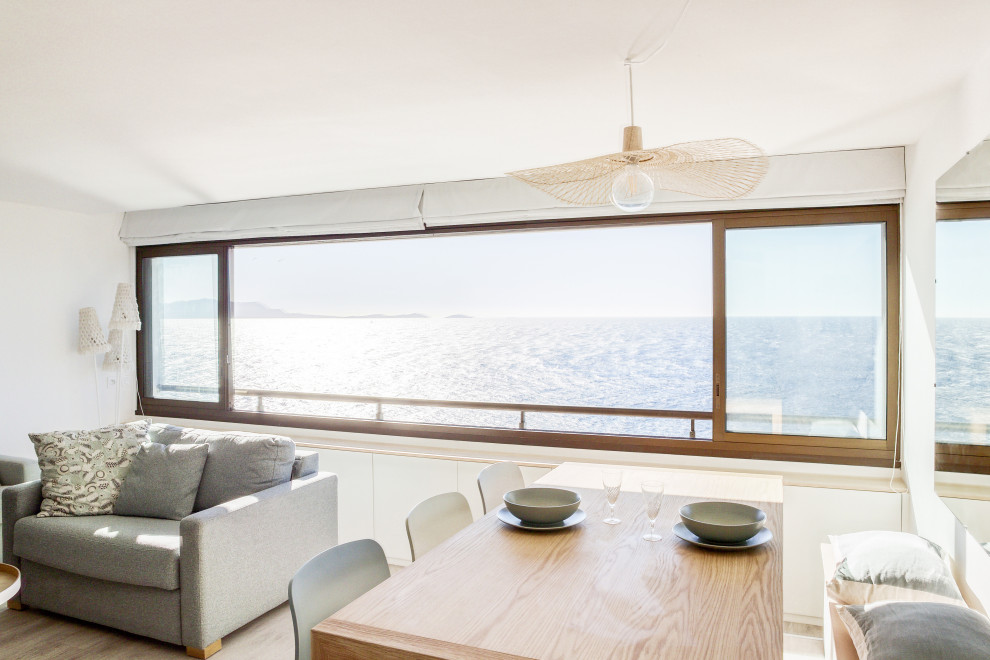 Esempio di un'ampia sala da pranzo aperta verso il soggiorno stile marino con pareti bianche, pavimento in vinile e pavimento beige