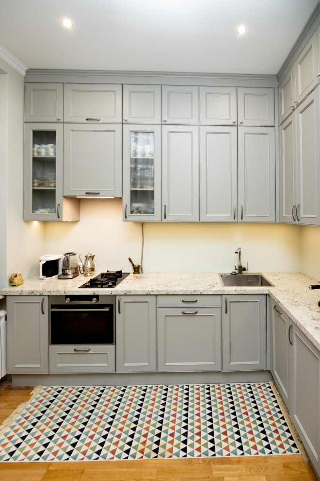 Светло-серая кухня в классическом стиле