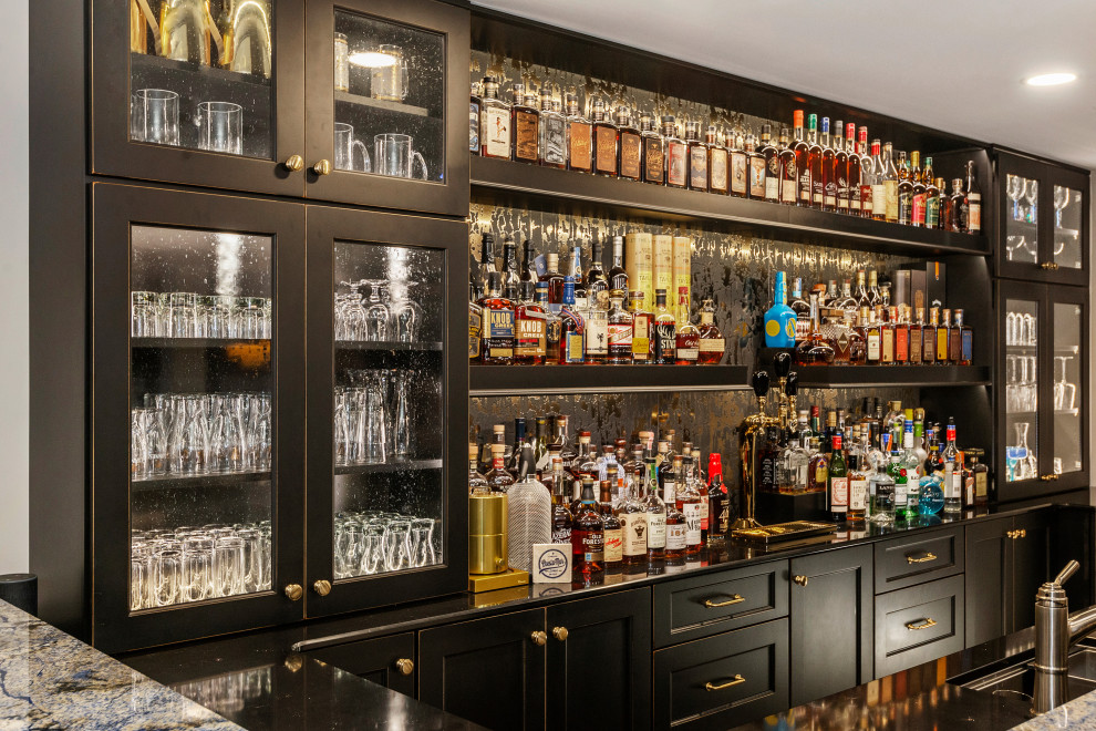 Immagine di un angolo bar contemporaneo con ante con riquadro incassato, ante nere, top in granito, paraspruzzi nero e top blu
