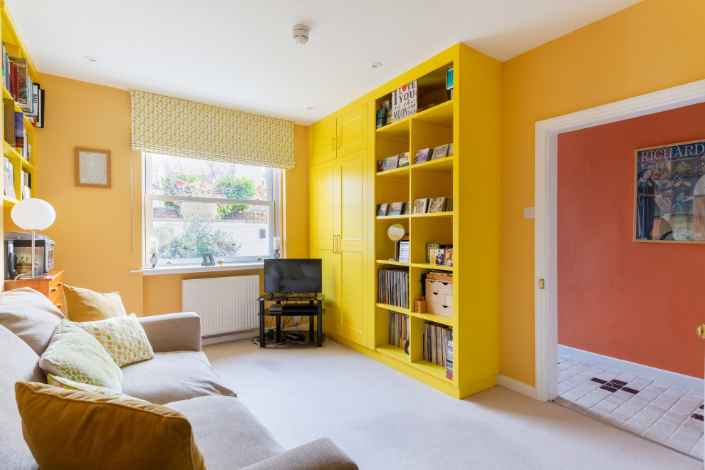 Idées déco pour une chambre contemporaine de taille moyenne avec un mur jaune, aucune cheminée, un sol beige et dressing.
