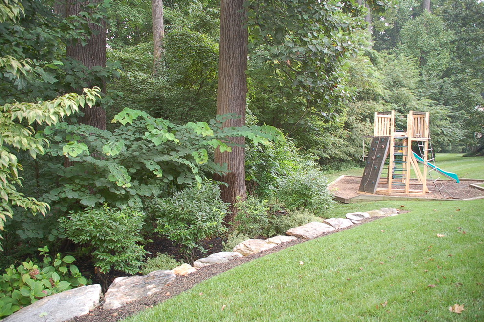 Design ideas for an eclectic backyard garden in Philadelphia.