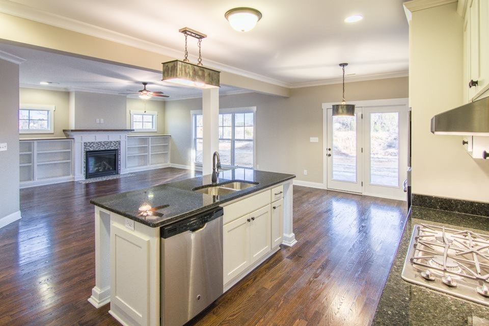 Eat-in kitchen - transitional eat-in kitchen idea