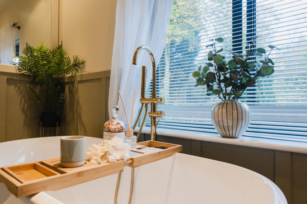 free standing bath with rack and plants