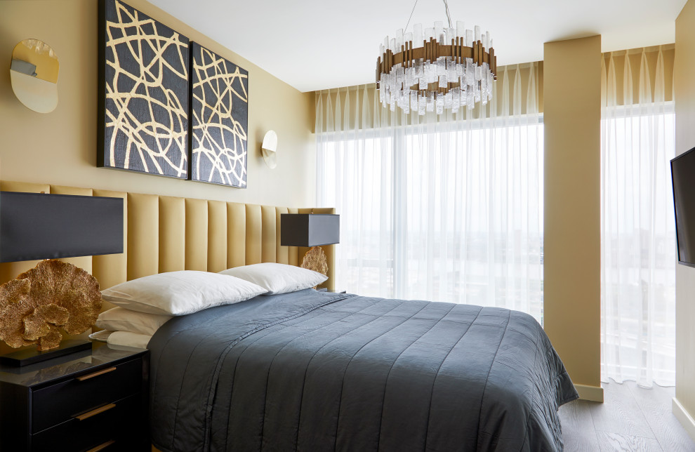 Großes Modernes Hauptschlafzimmer mit gelber Wandfarbe, dunklem Holzboden, grauem Boden und Ziegelwänden in London