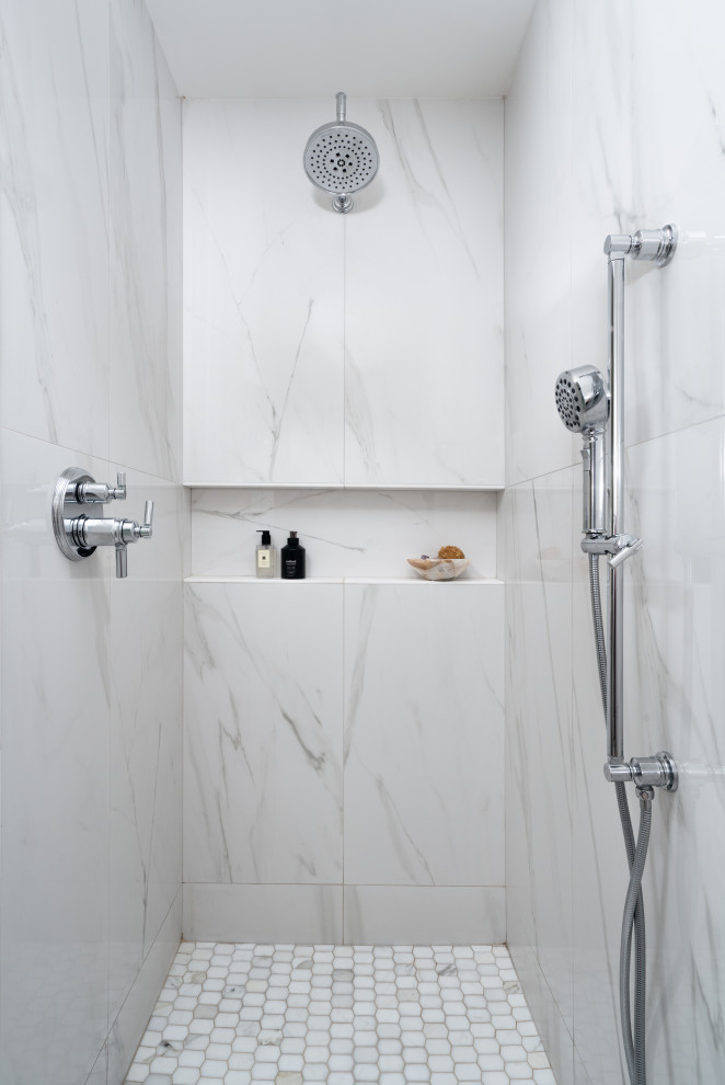 Foto di una stanza da bagno classica con doccia alcova, piastrelle bianche, piastrelle di marmo, pareti bianche, pavimento in marmo, pavimento bianco, doccia aperta e nicchia