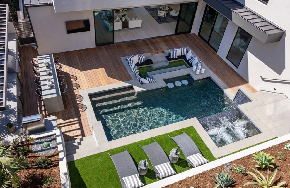 Design ideas for a modern swimming pool in Orange County.